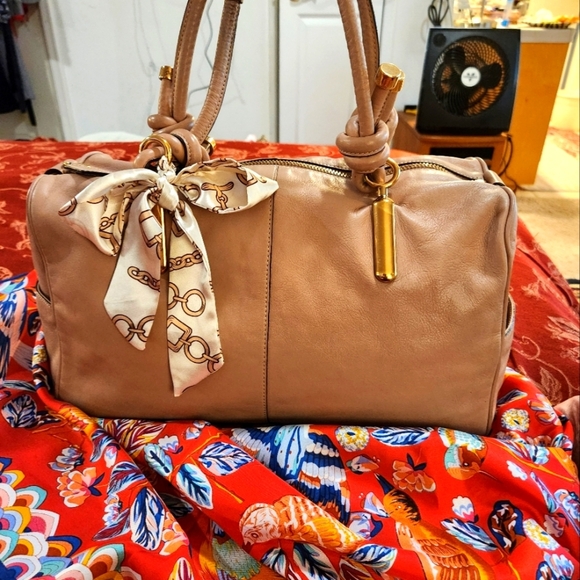 CHLOE Tan Shoulder Bag with Gold Accents - Picture 8 of 13